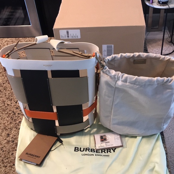 Sold on ♏️NWT Burberry Bucket 2020 Honey Bag - Picture 3 of 8
